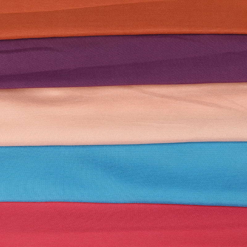 La tela de teñido simple es un tipo de tela que ha sido tratada con un proceso de teñido para crear un color sólido y uniforme.